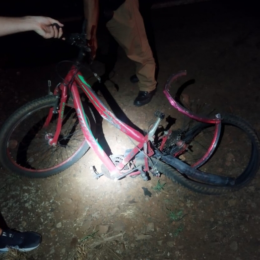 Colisão na PR-585 entre carro e bicicleta deixa um morto na madrugada deste domingo