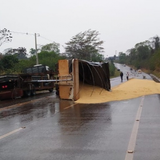 Com destino à Santa Helena, bitrem tomba na PR 467 em Vila Curvado