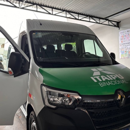 Com doação da Itaipu Binacional, Associação Pestalozzi de São Miguel do Iguaçu recebe nova van para transporte de alunos