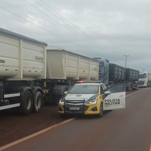 Comboio irregular chama atenção em rodovia de Santa Helena; caminhões foram autuados