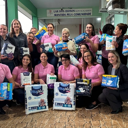 Comitê Mulher do Sicredi mobiliza doação de cerca de 2 mil fraldas geriátricas a Lar de Idosos