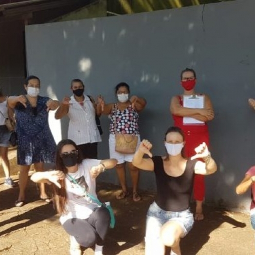 Comunidade e professores realizam ato de repúdio contra destituição de diretores em Foz