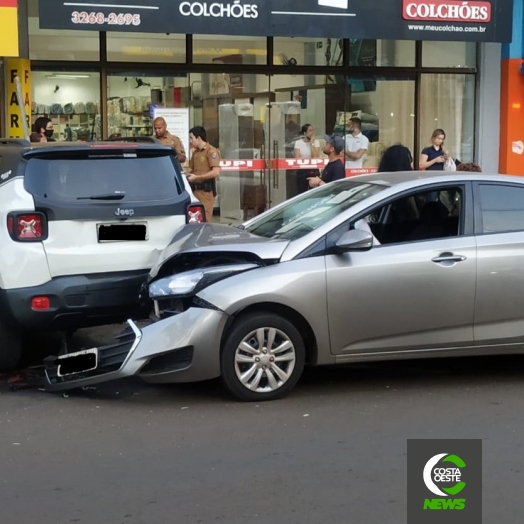 Condutor colide HB 20 violentamente contra Renegade no centro de Santa Helena