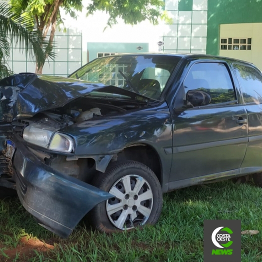 Condutor sai ileso após colidir veículo em árvore no centro de Santa Helena