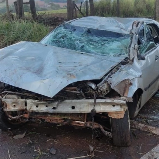 Condutora sai ilesa após capotamento na PR-495 em Pato Bragado