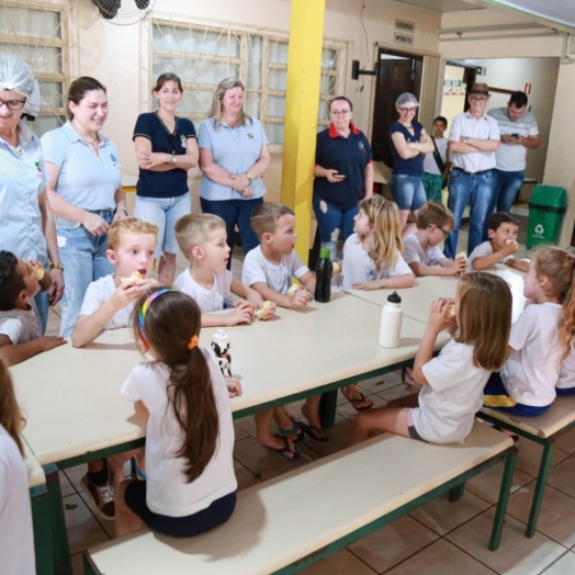 Conselho de Alimentação Escolar acompanha distribuição do lanche à alunos da Escola em Dom Armando