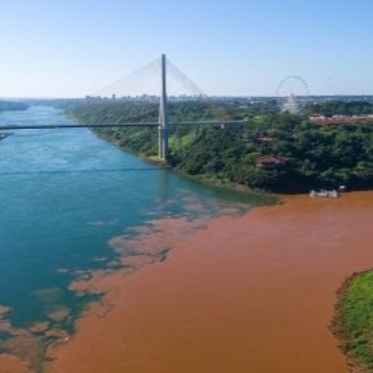 Contraste entre as tonalidades dos rios Iguaçu e Paraná chama a atenção