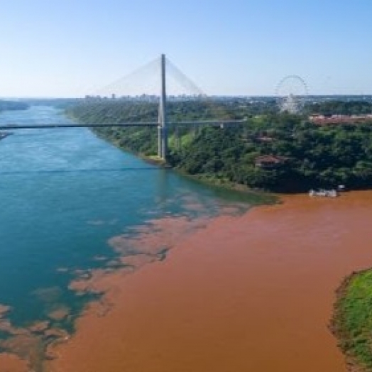 Contraste entre as tonalidades dos rios Iguaçu e Paraná chama a atenção