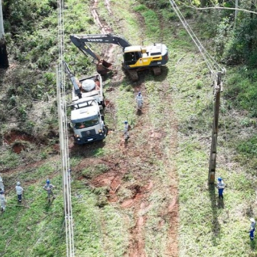 Copel substitui 2 mil postes quebrados, seis torres de alta tensão e 113 km de redes no pior setembro climático das últimas décadas