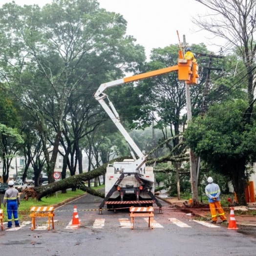 Copel trabalha para recompor rede elétrica após temporal; no Oeste cerca de 53 mil unidades estão sem luz