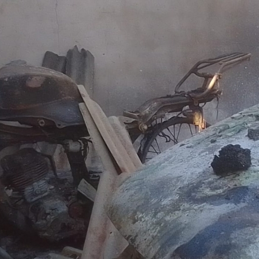 Corpo carbonizado é encontrado após incêndio em residência no interior de Missal