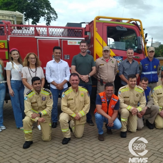 Corpo de Bombeiros de Medianeira recebe caminhão novo para combate de incêndios ambientais