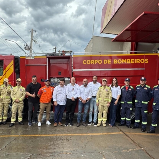 Corpo de Bombeiros e Defesa Civil de Santa Helena recebem novo caminhão ABTR