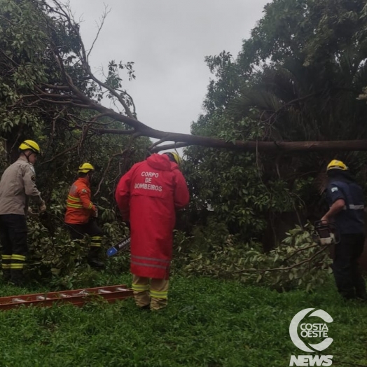 Corpo de Bombeiros e Defesa Civil seguem trabalhando para atender famílias afetadas pelas chuvas em São Miguel do Iguaçu