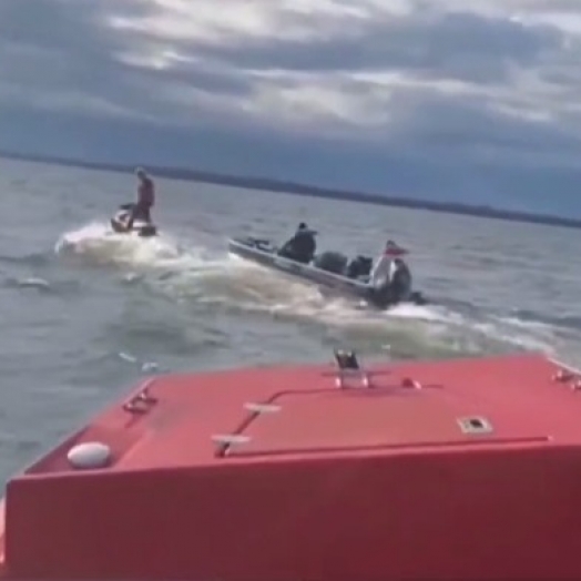 Corpo de Bombeiros resgata pescadores à deriva no Lago de Itaipu; vídeo