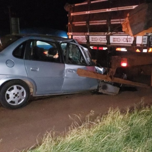 Corsa vai parar embaixo de caminhão em acidente na BR-277