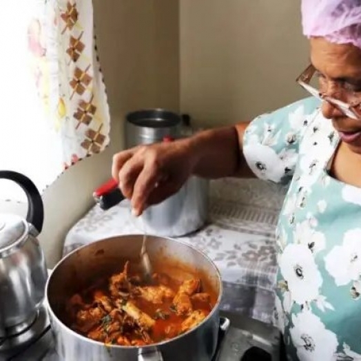 ‘Cozinhas de Foz do Iguaçu’: livro cataloga receitas populares nos bairros
