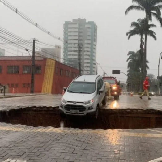 Cratera quase ‘engole’ carro no centro de Maringá