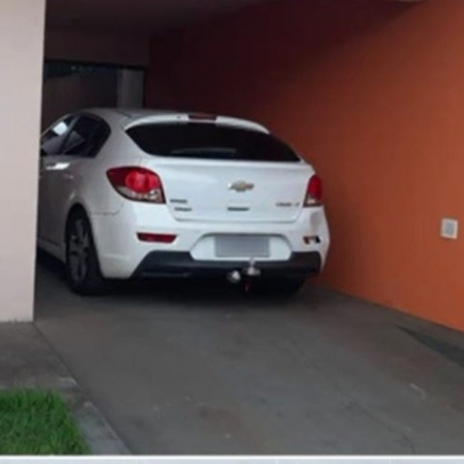 Criança é encontrada trancada dentro do carro enquanto pais brigavam na rua no Paraná