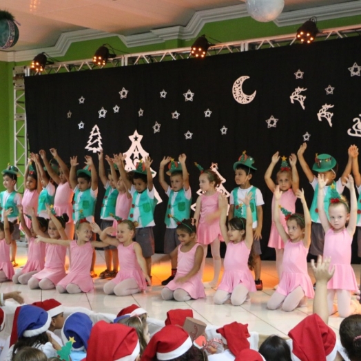 Crianças e adolescentes do CCICA em Santa Helena emocionam pais e educadores com apresentação de Natal