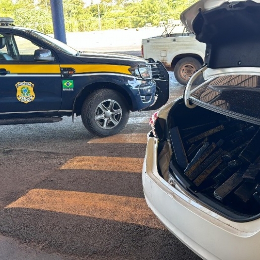 Criminosos batem em carro da PRF e abandonam veículo carregado com mais de 400 Kg de maconha