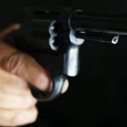 Criminosos levam veículo e R$ 10 mil de comerciante