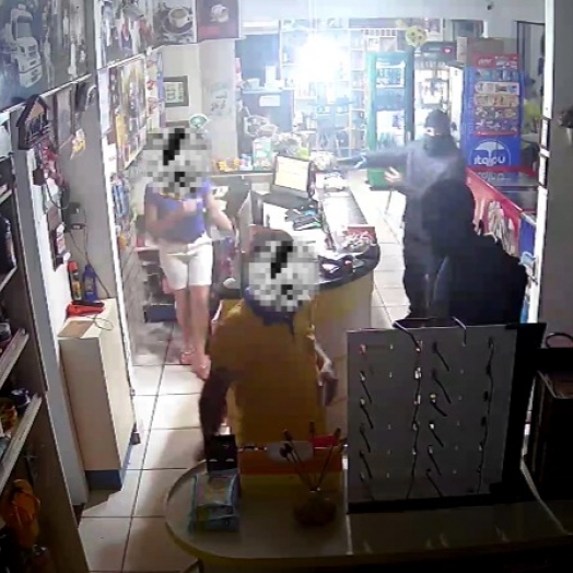 Criminosos rendem funcionários e clientes de posto de combustíveis em Missal
