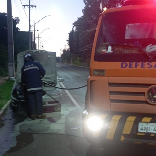 Defesa Civil de Santa Helena é acionada para combater princípio de incêndio em veículo