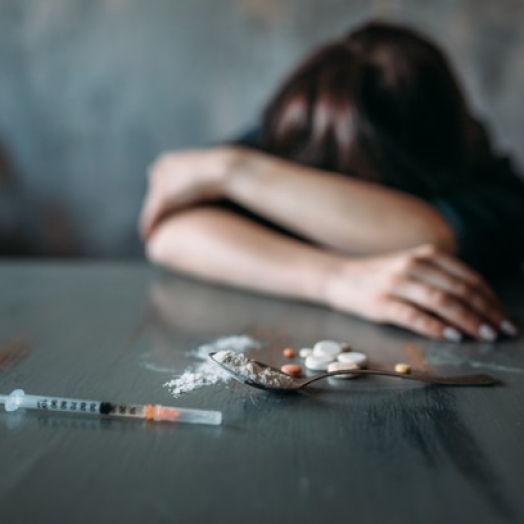 Desesperada, mãe pede ajuda para salvar filha de 15 anos das drogas