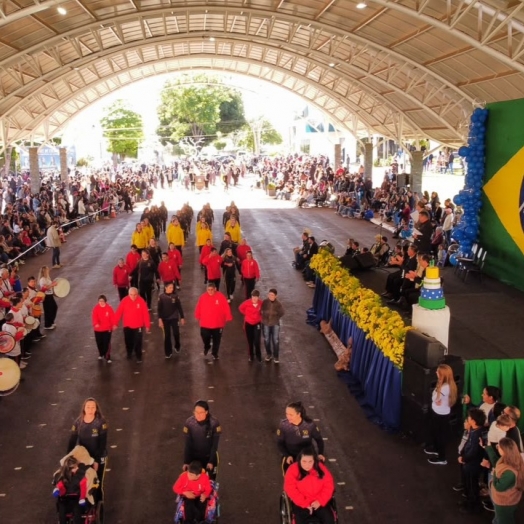Desfile de 7 de Setembro reúne moradores, escolas e entidades em São Miguel do Iguaçu