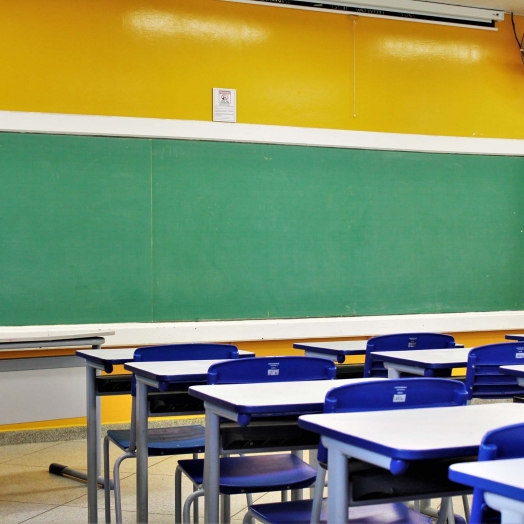 Dez colégios de Foz e região registram casos de covid-19 em educadores