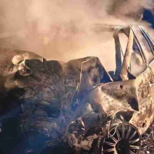 Dois morrem carbonizados após carro bater contra árvore em Santa Terezinha de Itaipu