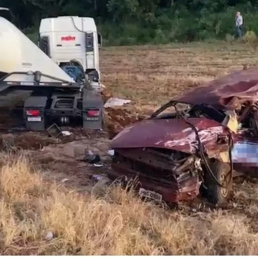 Dois mortos e três feridos em acidente com caminhão e carros na BR 277