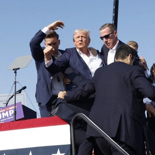 Donald Trump é ferido e retirado às pressas após tiroteio em comício na Pensilvânia