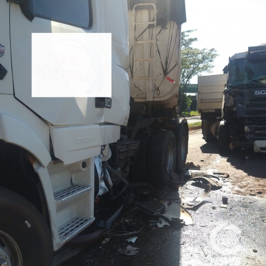 Carretas colidem na BR 277 em São Miguel do Iguaçu