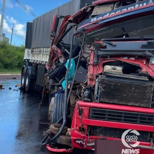 Duas carretas se envolveram em um grave acidente na BR-277 em Medianeira