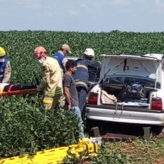 Duas pessoas morrem após carro bater em veículos e capotar em plantação, na BR-369, em Corbélia