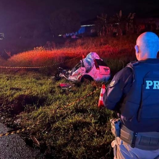 Duas pessoas morrem em grave acidente entre carro e caminhão na BR-277 em Cantagalo