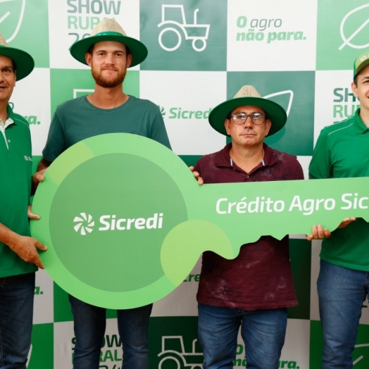 Durante o Show Rural 2024, Sicredi Vanguarda realiza entrega simbólica de maquinários agrícolas financiados pela cooperativa