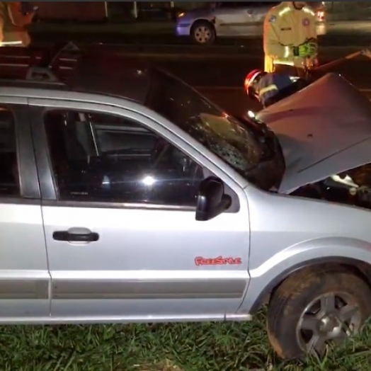Ecosport fica destruída após saída de pista na BR-277 em Cascavel