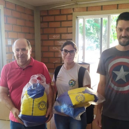 Em ação inédita, Diamante D’Oeste entrega kit uniforme para alunos