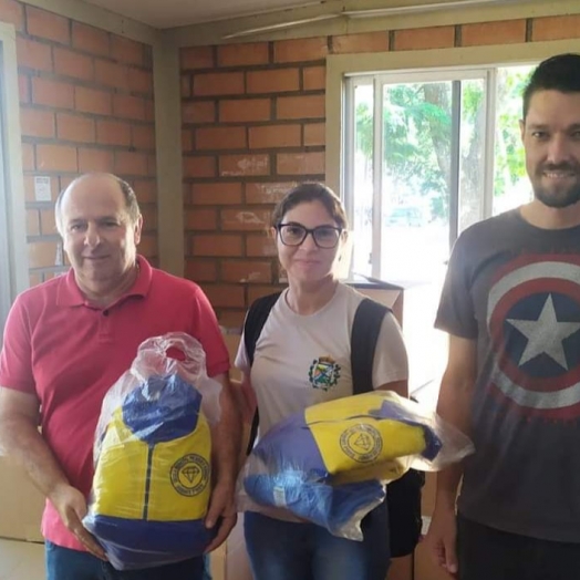 Em ação inédita, Diamante D’Oeste entrega kit uniforme para alunos