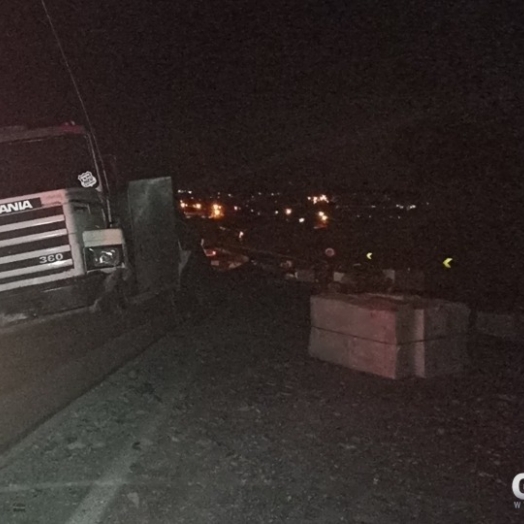 Caminhão carregado com celulose bate no guard rail e interdita BR-277, em São Miguel do Iguaçu
