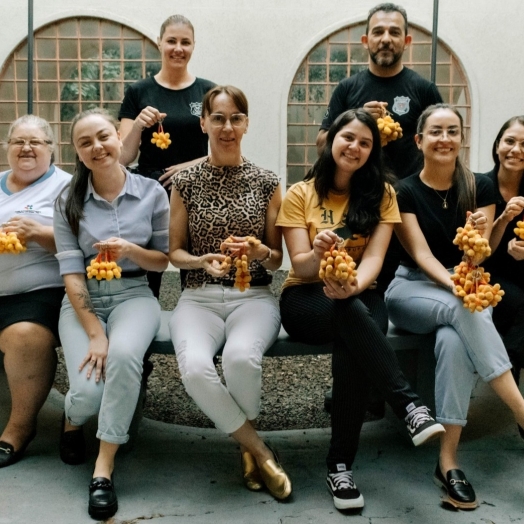 Em Medianeira, apenados produzem flores de crochê em campanha de combate ao abuso e exploração sexual