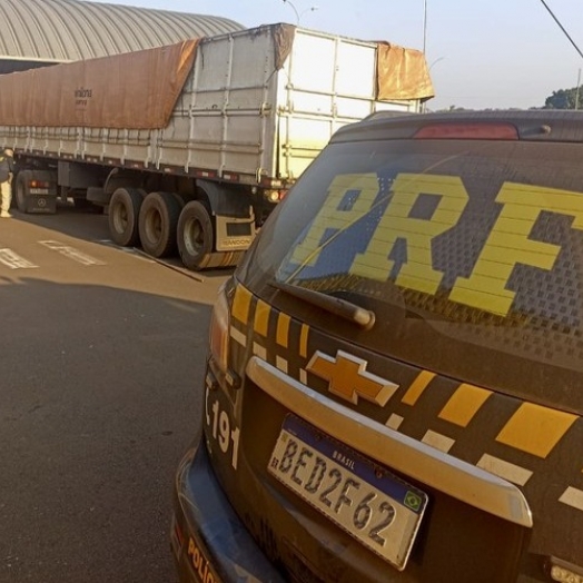 Em menos de 8 horas, PRF apreende quase 1 milhão de maços de cigarros no Paraná