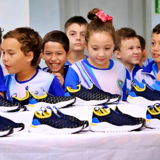 Em outubro, Itaipulândia valoriza educação e presenteia 1800 crianças com tênis novos
