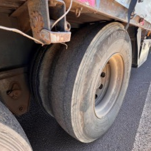 Em Santa Terezinha de Itaipu (PR), PRF retém caminhão sem condições de trafegar e com carga solta