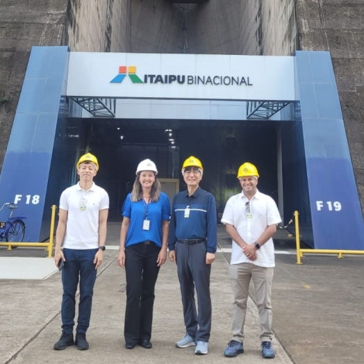 Embaixador cantor da Coreia do Sul visita a Itaipu