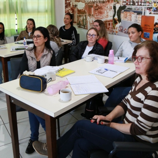 Encontro com equipe técnica e pedagógica de Educação aborda Regimento Escolar em Missal
