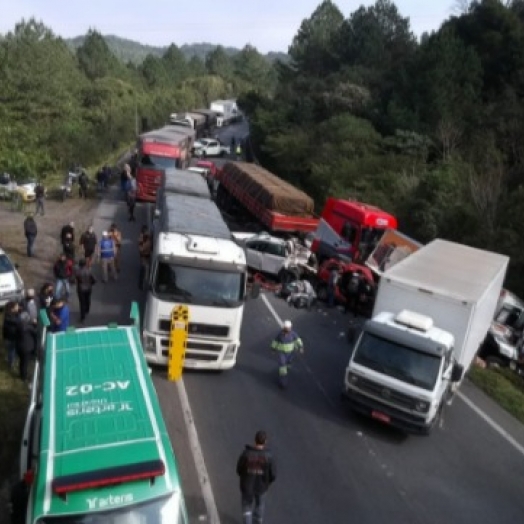 Engavetamento por acidente com ônibus gera nova colisão na BR 376 envolvendo 10 veículos